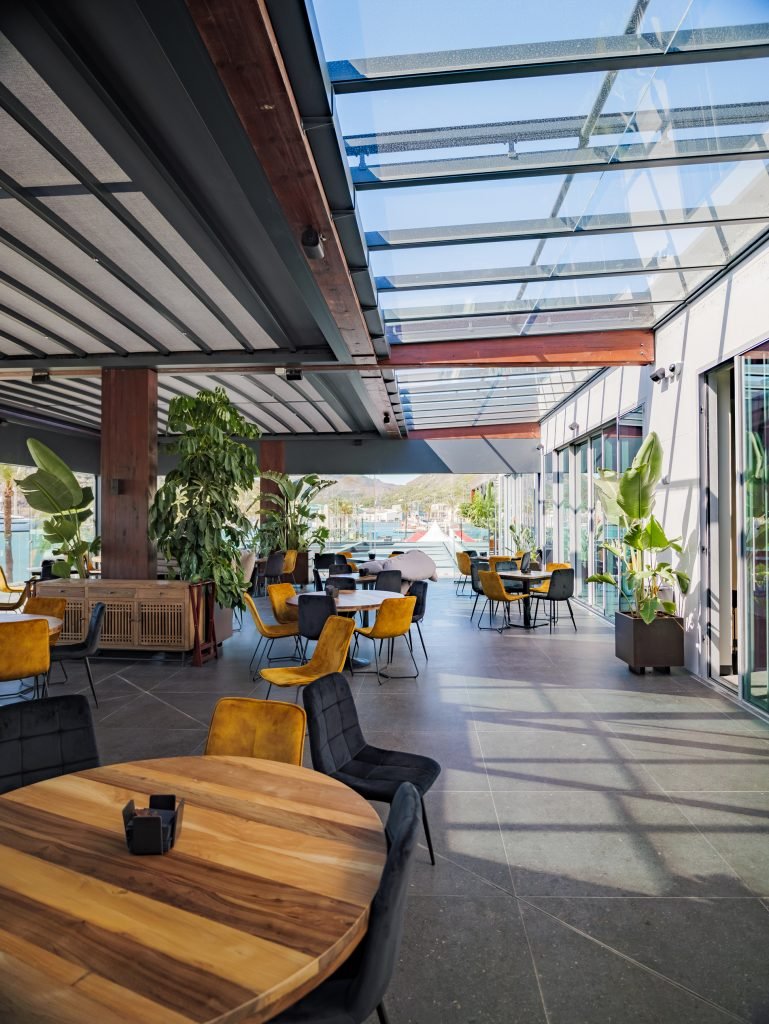 Toldo retráctil en una terraza de restaurante