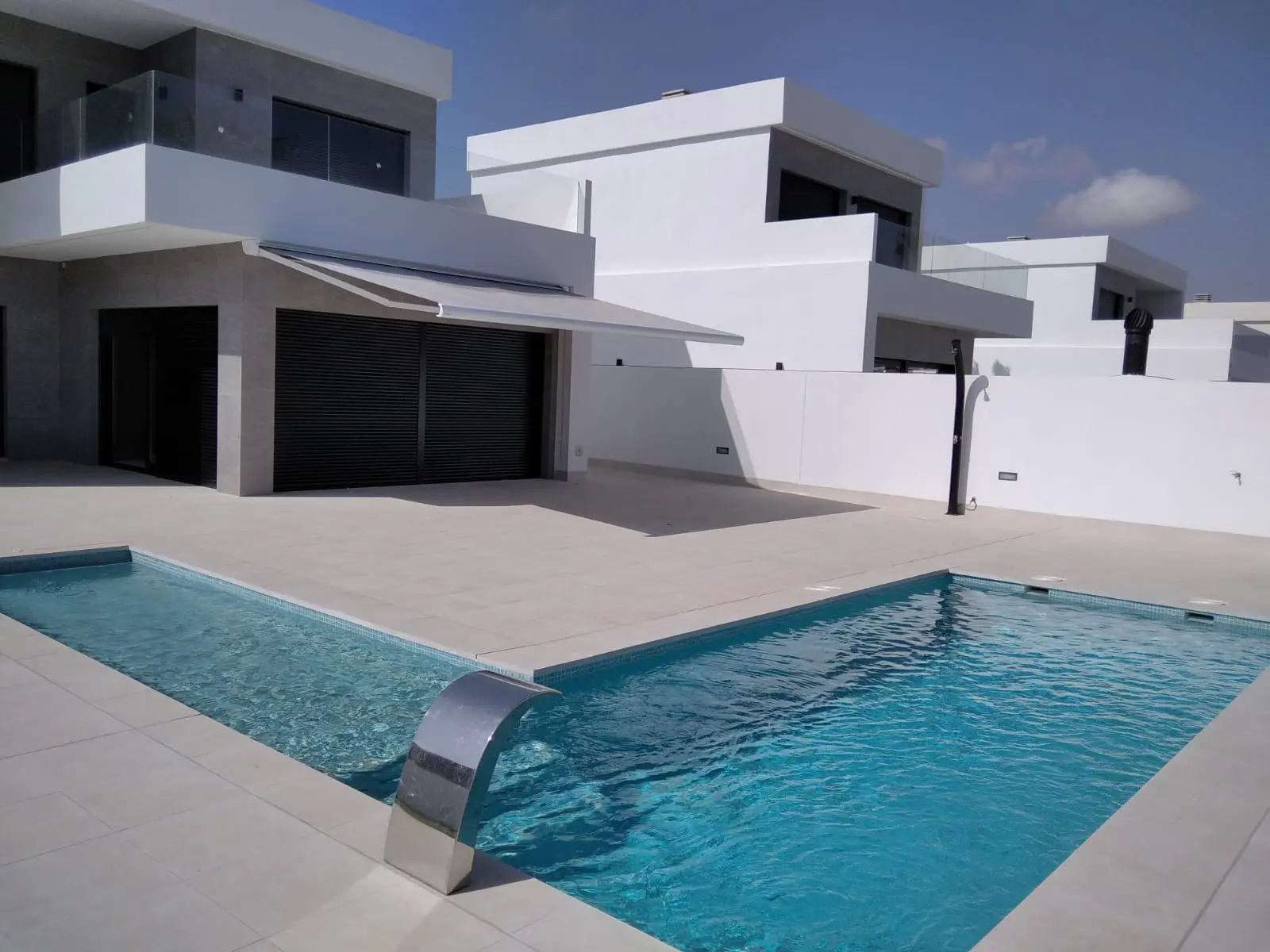 Tendencias en toldos para 2026: minimalismo y elegancia