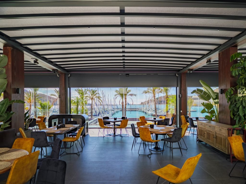 Pérgola de lona para una terraza de restaurante