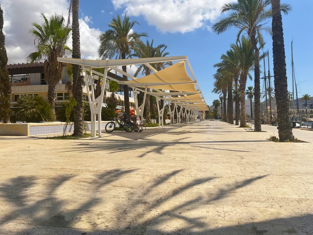 Velas tensadas en el paseo marítimo de Cartagena